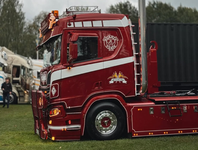 Lastbil som står på en parkering